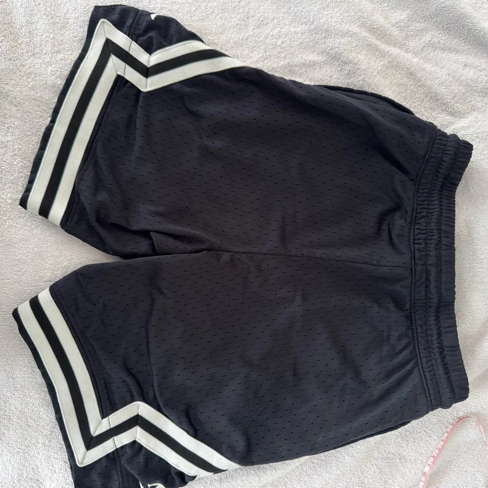 Jordan Basketball Shorts Black White Striped Mesh -  size L‎ (12/13)